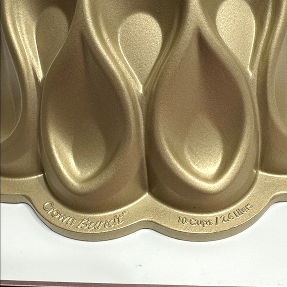 NWOT Nordic Ware Elegant Gold Bundt Pan - Picture 3 of 4
